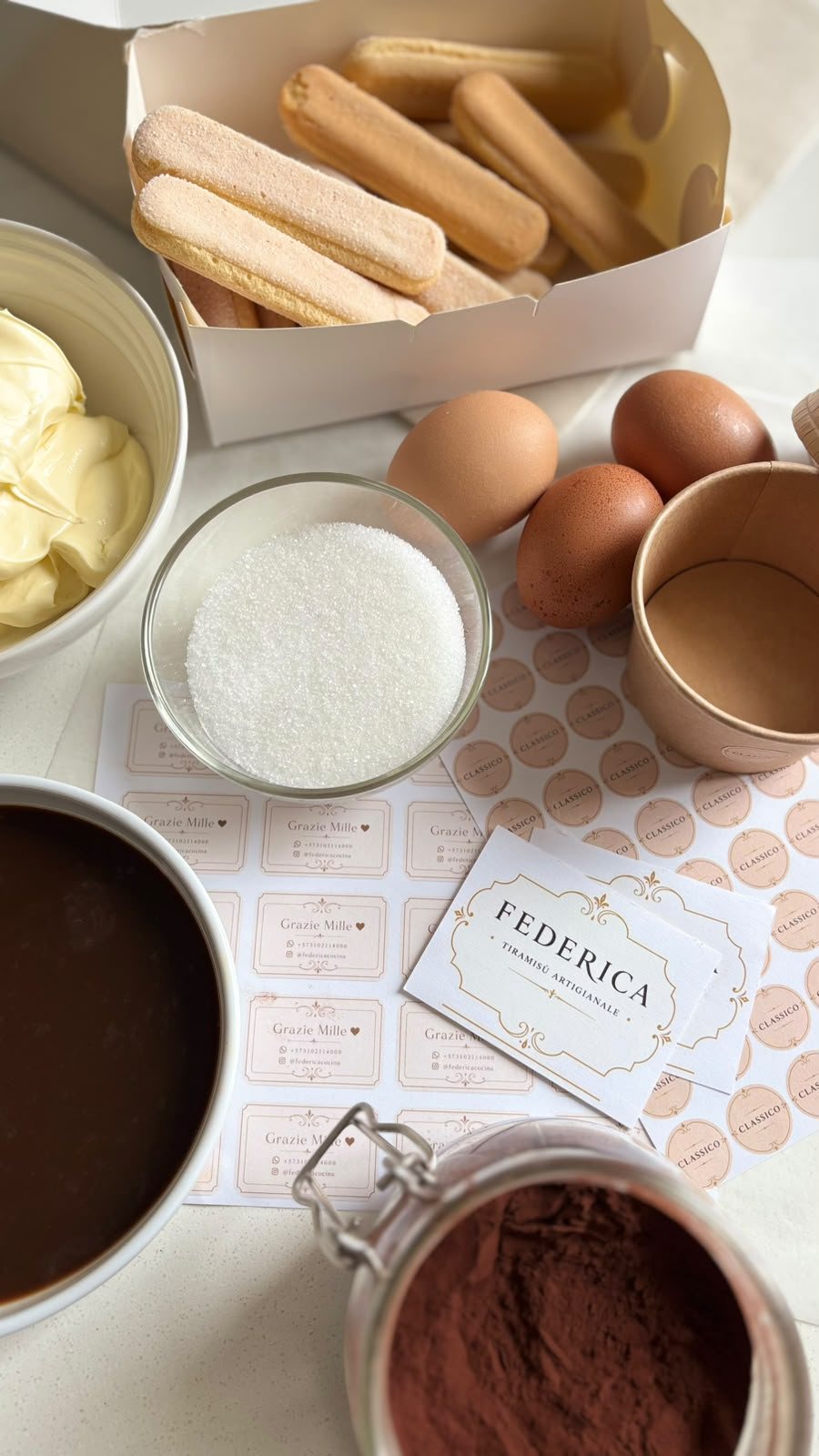 Los ingredientes del tiramisù de Federica: mascarpone, savoiardi, azúcar, huevos, café y cocoa, junto a las etiquetas de la marca.